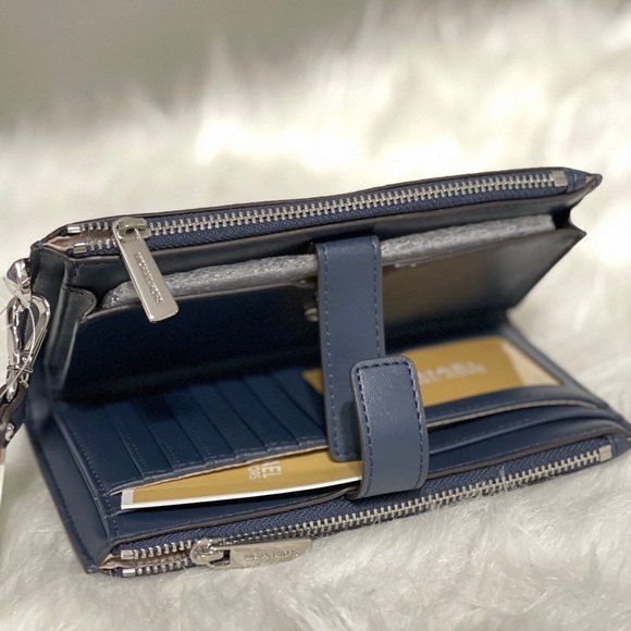 MICHAEL KORS WALLET DEAL ALERT - Picture 3 of 4